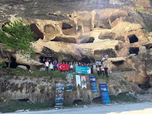 historical-assyrian-akabe-road-apartment-caves-nature-walk
