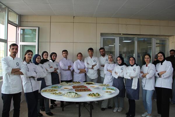 izmir-ekonomi-universitesi-mezunlar-derneginden-sef-gozuyle-zeytinyaginin-onemi-projesi